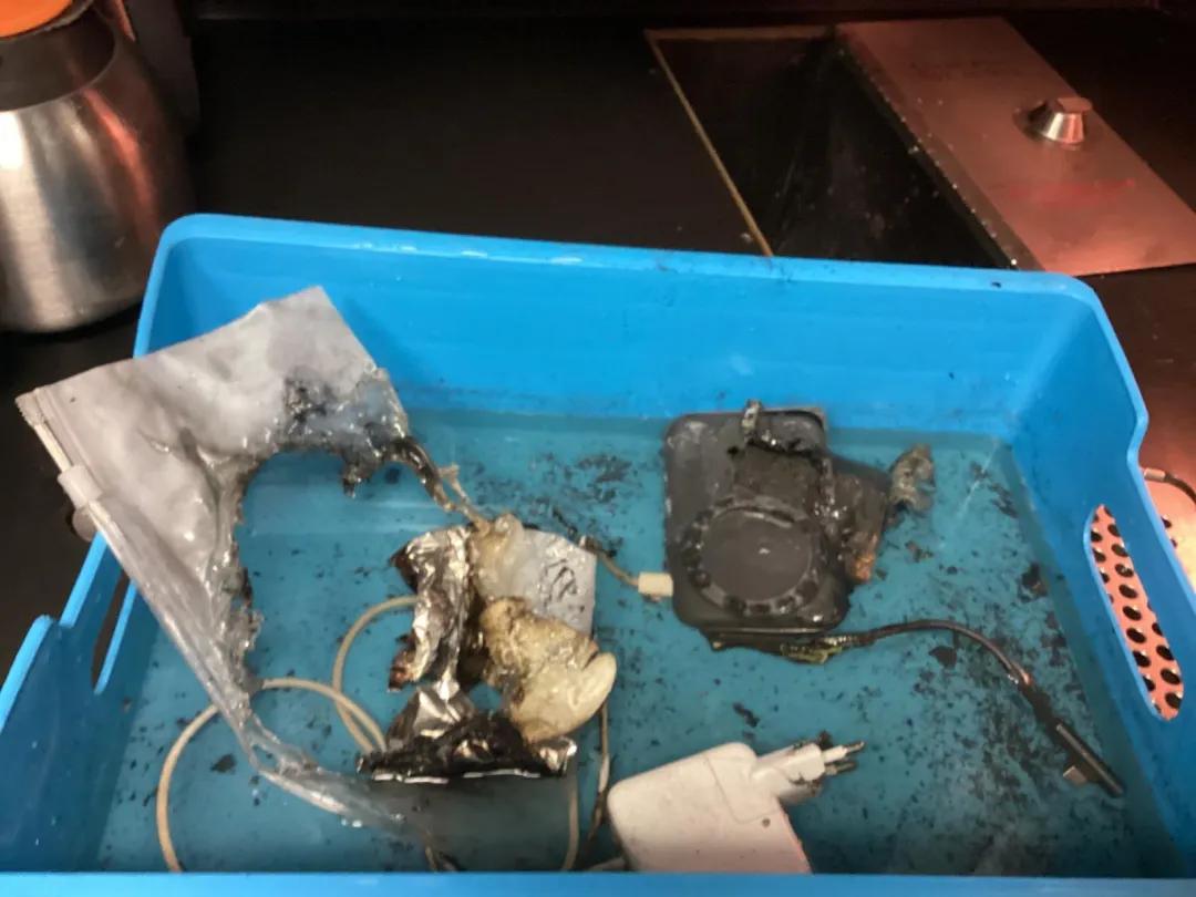 荷航前CEO坐自家航班，违规使用充电宝还睡着	，充电宝爆炸起火！航班已飞行5小时，被迫紧急返航