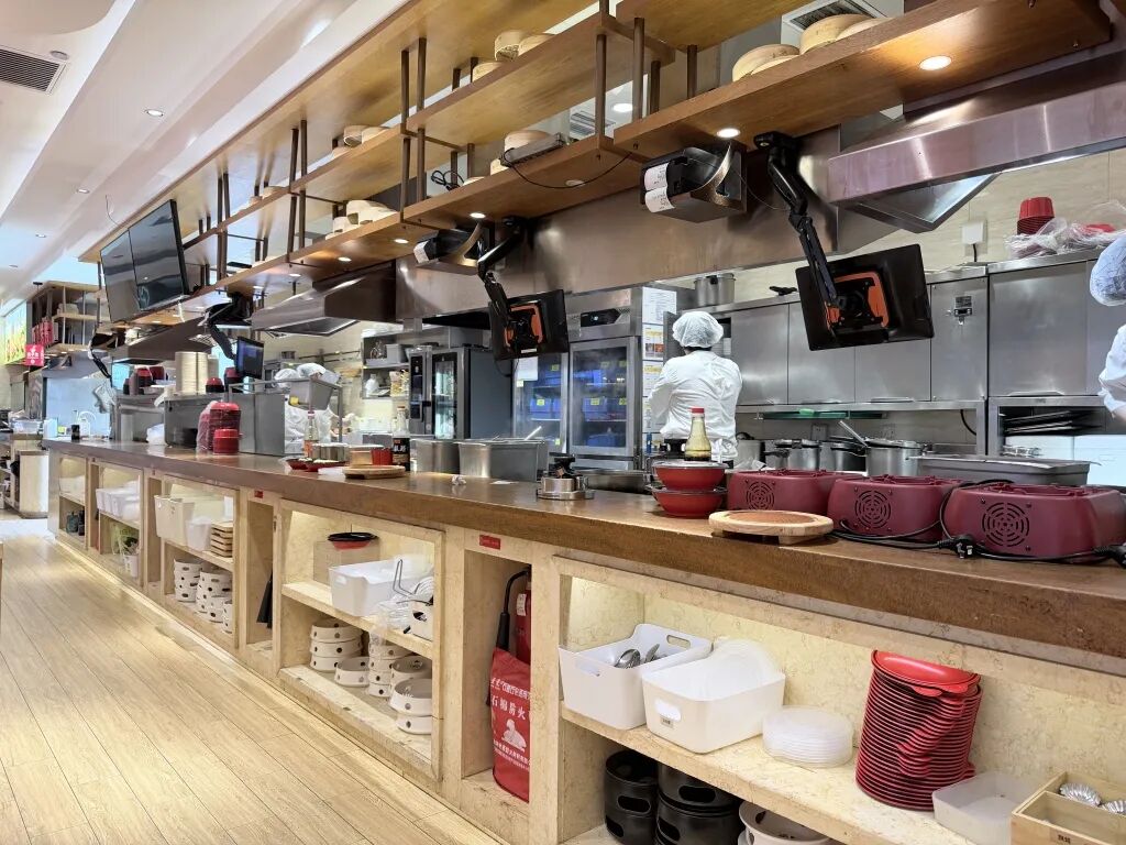 关店风暴中的西贝，店员：团队5家店已关3家	，我们门店下个月也要关，员工将就地解散，闭店没补偿